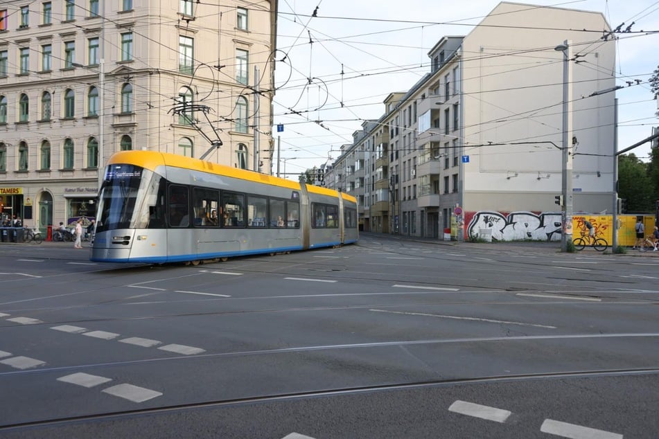 Ab Montag wird die Friedrich-Ebert-Straße gesperrt. Auch Straßenbahnen kommen dann nicht mehr durch. Momentan fahren dort noch die Linie 4 (SEV) und die Linie 8 lang.