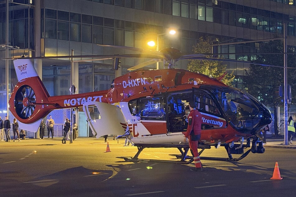 Ein Rettungshubschrauber brachte den oder die Schwerverletzte ins Krankenhaus.