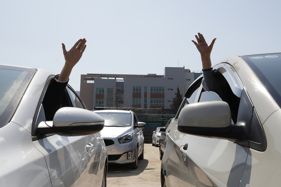 Christen beten in ihren Autos während eines sonntäglichen Drive-in-Gottesdienstes.