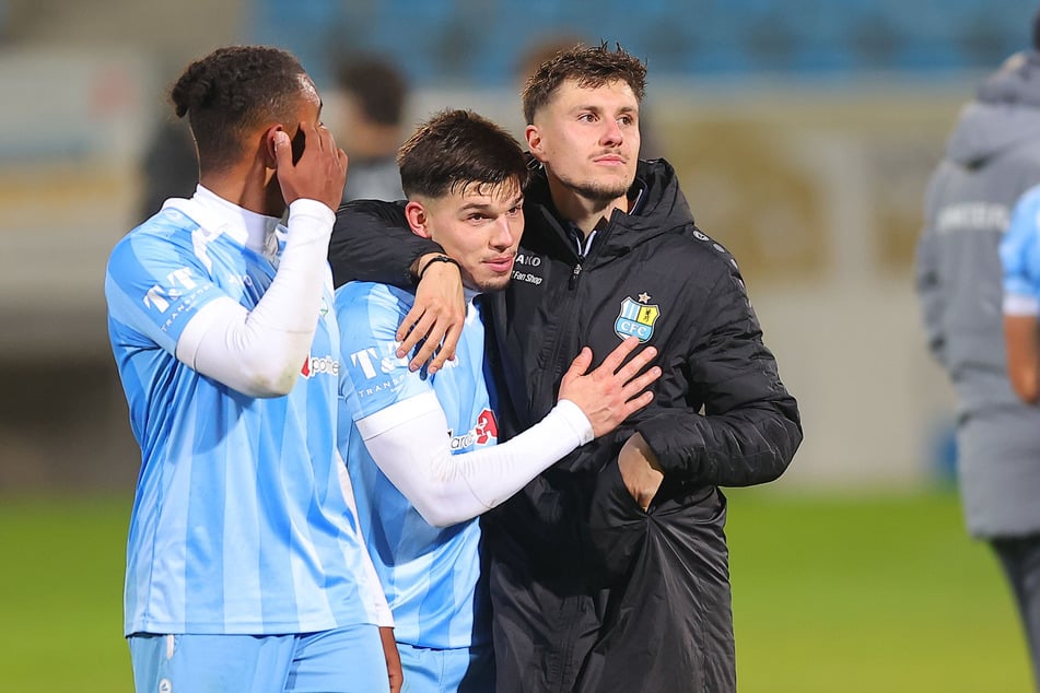 Wirklich glücklich waren die CFC-Spieler, wie hier Maurizio Grimaldi (23, M.) und Tobias Stockinger (25, r.), nach dem Remis gegen Altglienicke nicht.