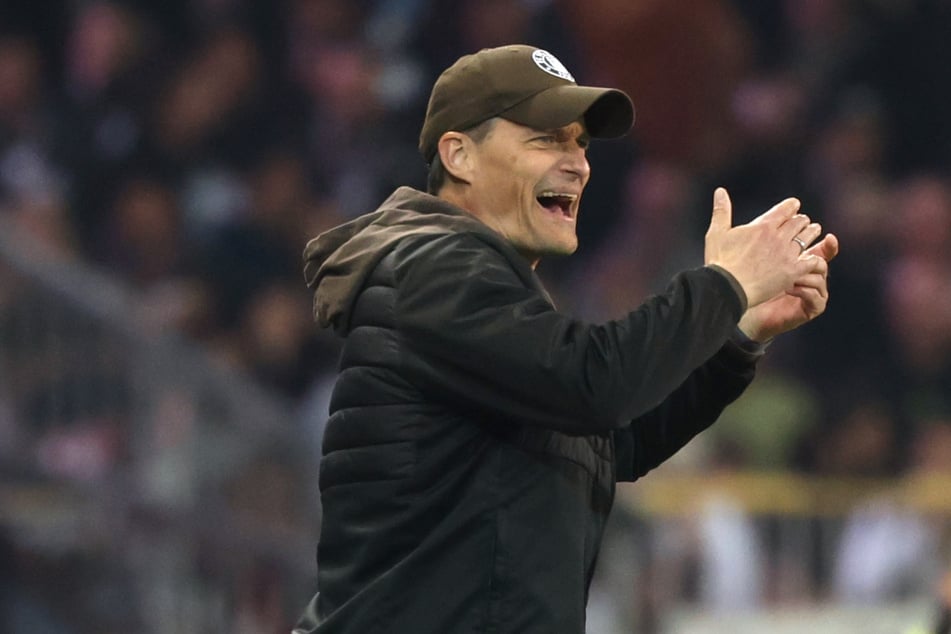 St. Paulis Trainer Alexander Blessin (52) fordert gegen Heidenheim eine gewisse "Jetzt erst Recht"-Einstellung.