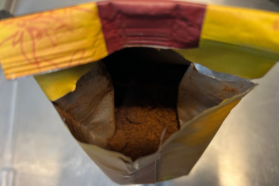 In unscheinbaren Kaffeeverpackungen aus Kolumbien haben Unbekannte Kokain gemixt, um es in Deutschland einzuschmuggeln.