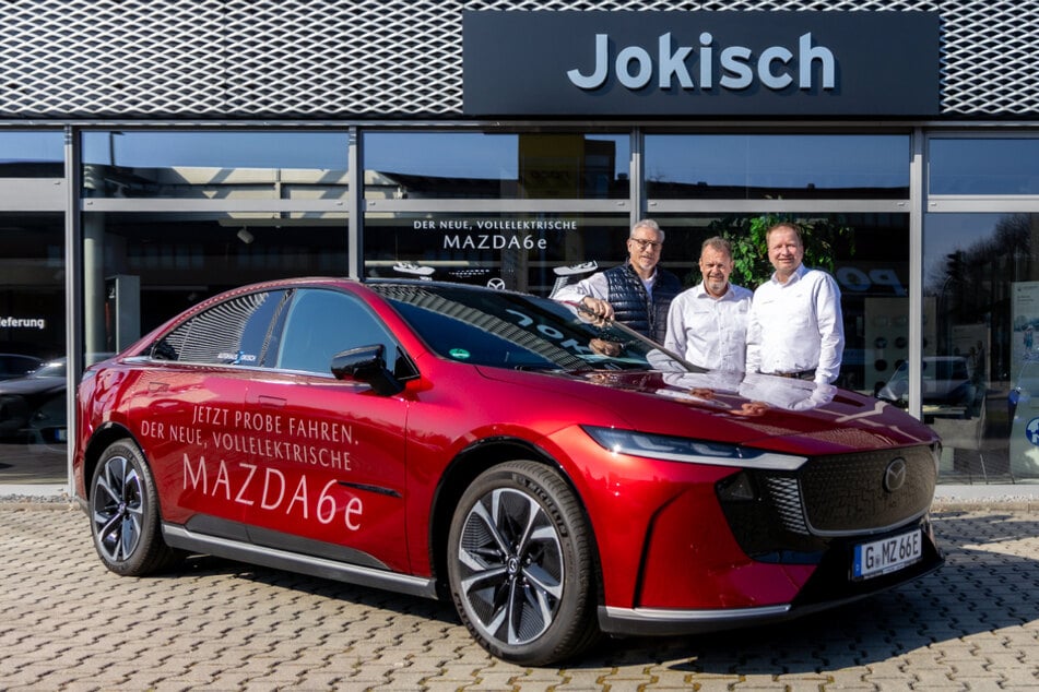 Geschäftsführer Andreas Jokisch (l.) und sein Verkaufsteam freuen sich auf Euren Besuch.