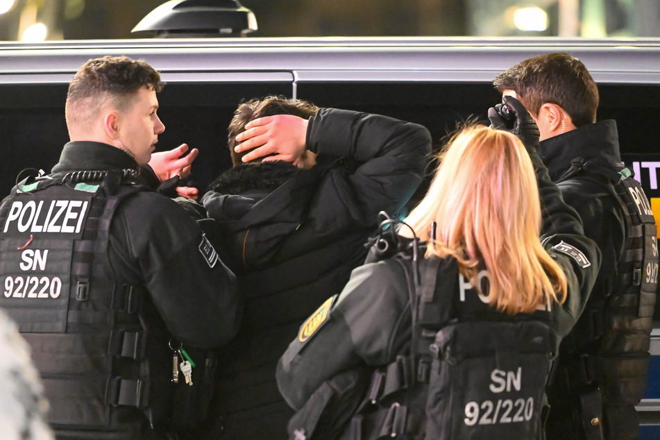 Dresden: Polizei macht fette Beute bei Kontrollen am Wiener Platz!