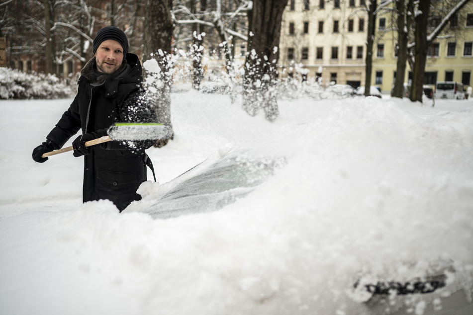 Mario Geißler (39) macht es richtig: erst den Schnee vom Auto schippen.