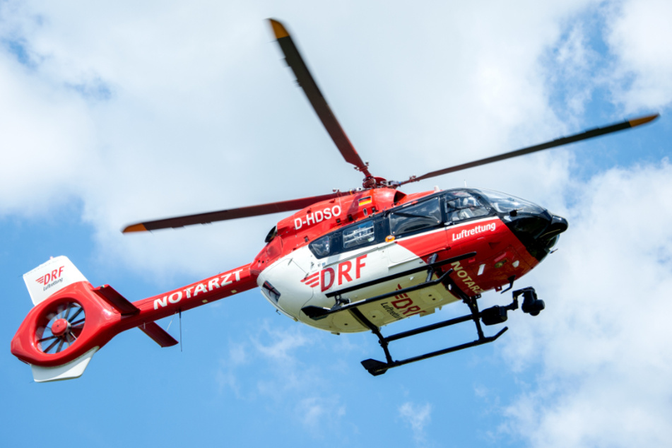 Der Mann wurde mit einem Rettungshubschrauber ins Krankenhaus gebracht (Symbolfoto).