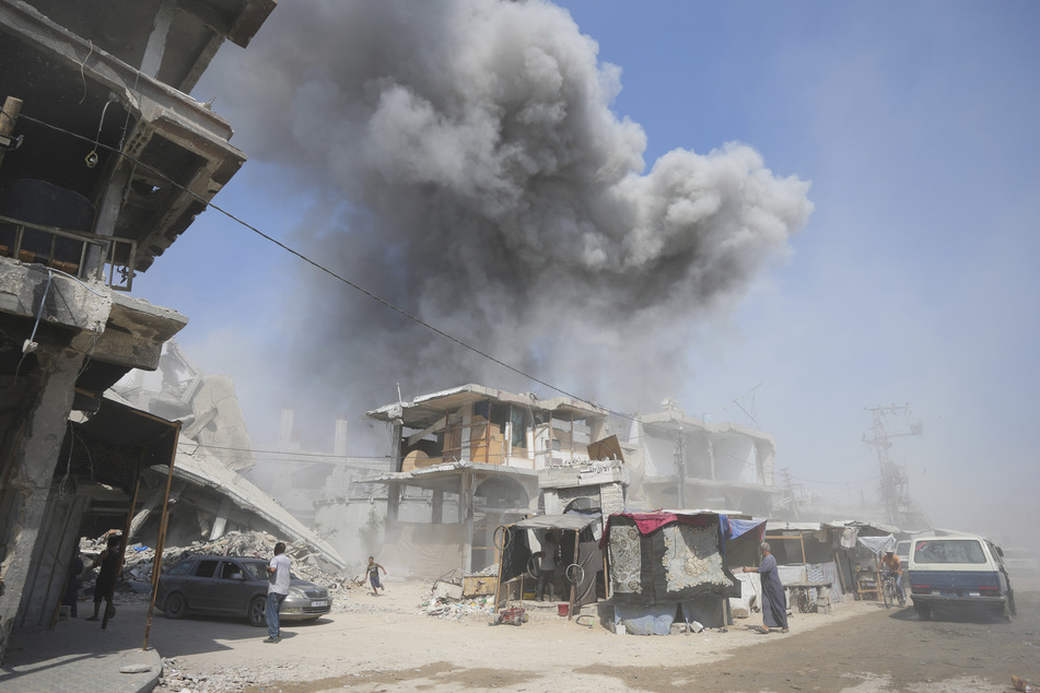 Rauch steigt nach israelischen Bombardements am gestrigen Montag in Chan Junis im Gazastreifen auf.