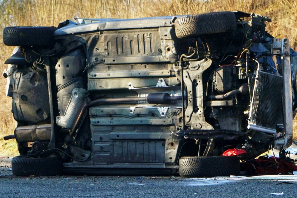 Für die Fahrerin dieses Peugeot kam jede Hilfe zu spät: Die 68-Jährige starb noch am Unfallort.