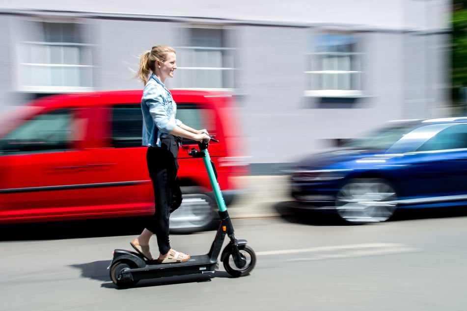 Mitten im Verkehr unterwegs: E-Scooter gehören längst zum Chemnitzer Stadtbild. Doch beim Abstellen hört für viele Stadträte der Spaß auf.