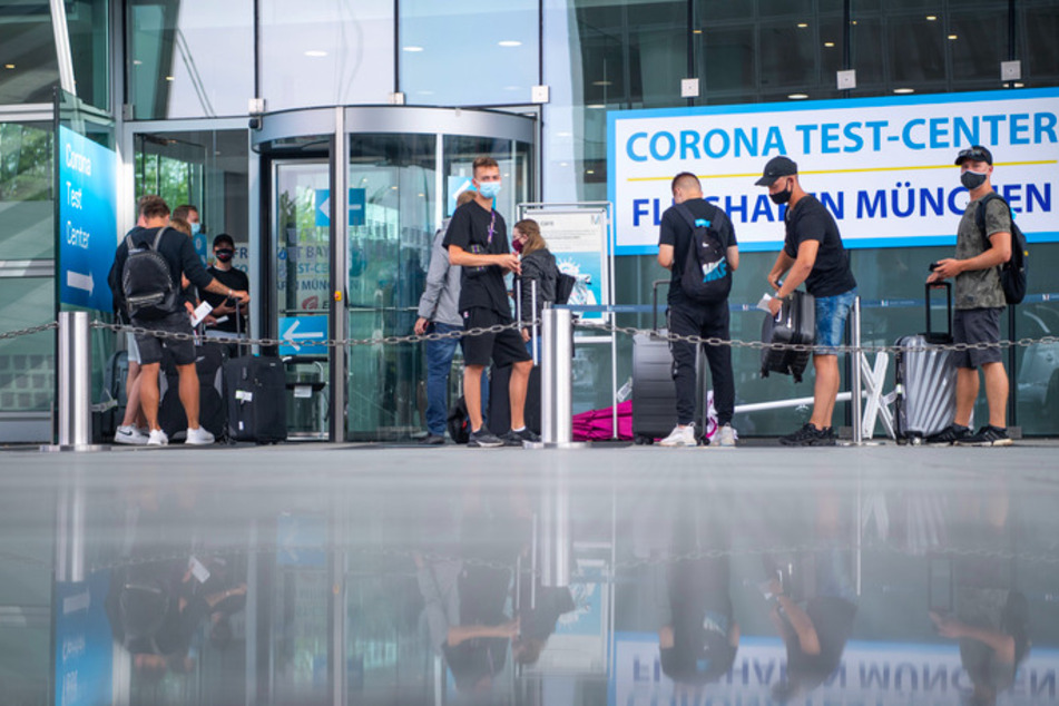 Eine Reisegruppe steht vor dem Corona Test Center am Münchener Flughafen.