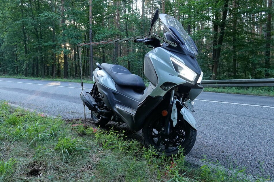 Ein Rollerfahrer (51) stürzte bei einem Unfall in der Dresdner Heide von seinem Gefährt.
