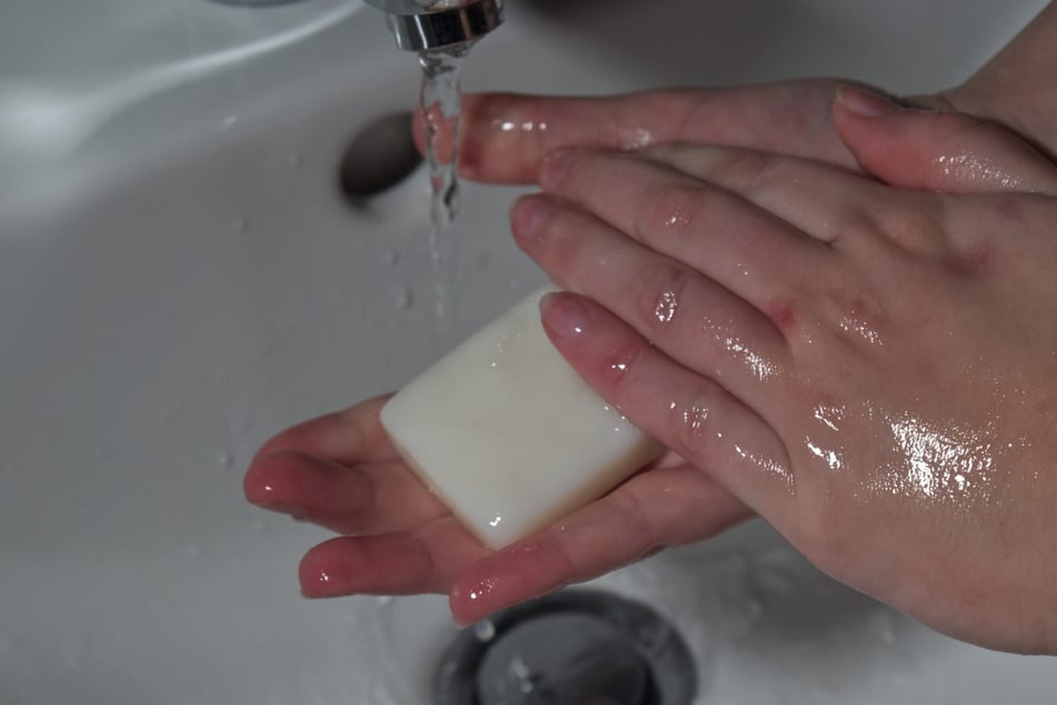 Pravidelné mytí rukou by mělo snížit riziko infekce. (Symbolický obrázek)