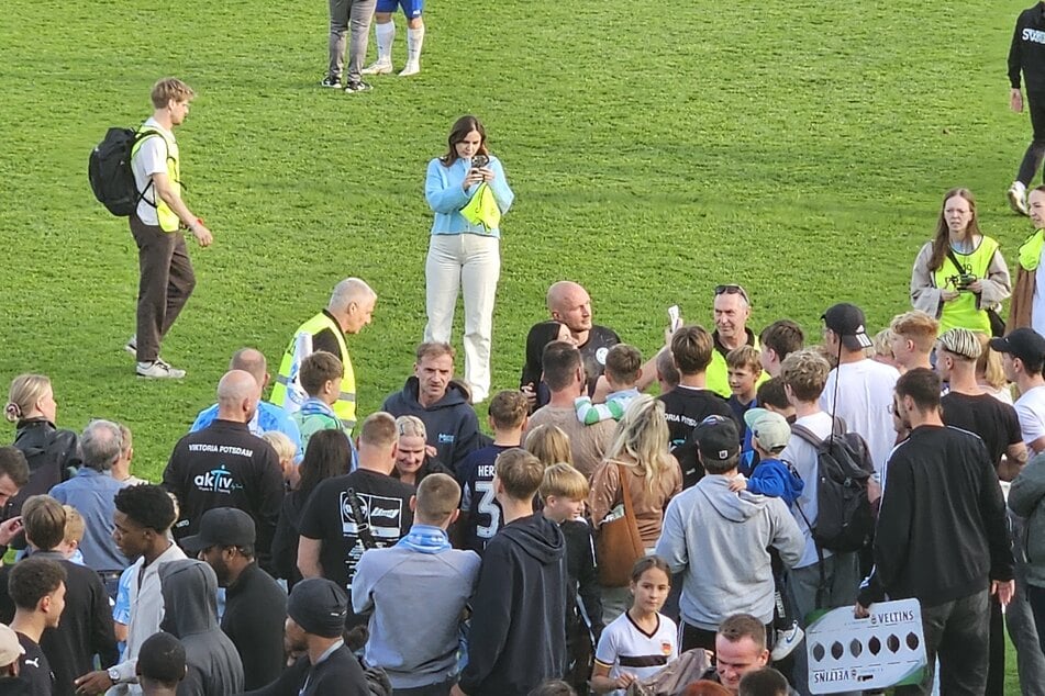 Nach dem Abpfiff nimmt sich Toni Leistner (36) viel Zeit für seine Fans.