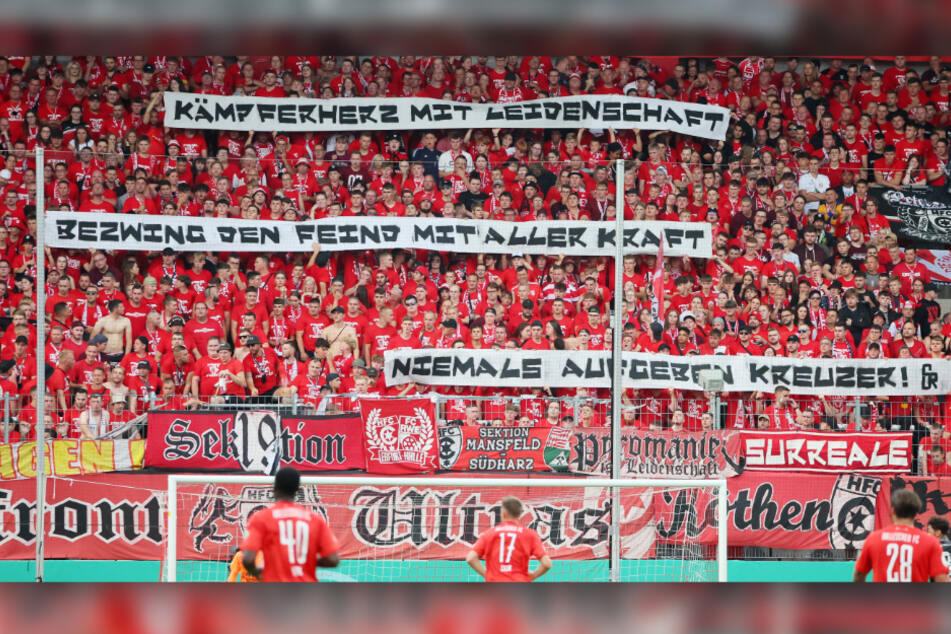 Die HFC-Fans hatten zum DFB-Pokalspiel gegen Greuther Fürth eine mutmachende Botschaft für den an einem Hodentumor erkrankten Niklas Kreuzer (30).