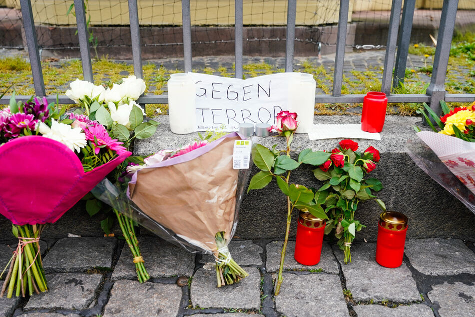 Am Ort des Geschehens wurden Kerzen und Blumen niedergelegt.