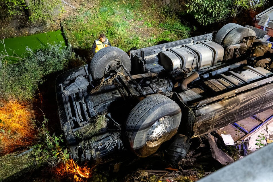 Die Einsatzkräfte hatten zunächst nicht zum Fahrer im Führerhaus vordringen können.
