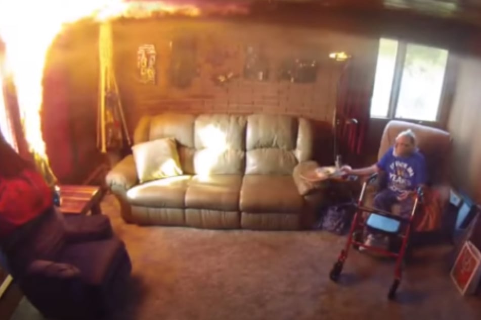 Sekunden verhindern Tragödie: Kamera filmt, wie Demenzkranker im brennenden Wohnzimmer sitzt