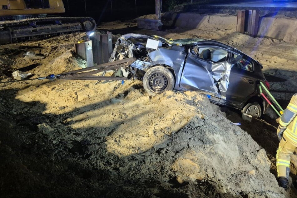 Mitten in der Nacht: Autofahrer stürzt in Baugrube