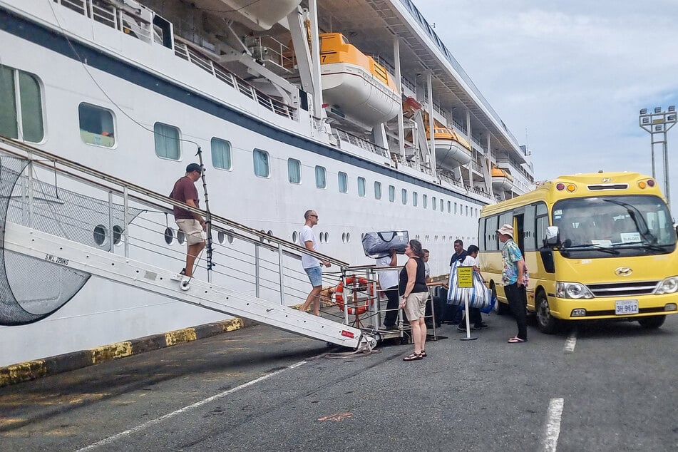 Für die Passagiere der "Villa Vie Odyssey" ist der Traum von der jahrelangen Weltreise vorerst geplatzt. Ob und wann das Luxusschiff seine Fahrt fortsetzen kann, ist völlig offen.