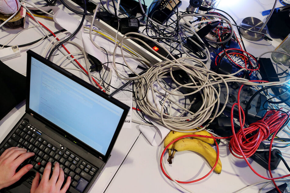 Ein Mann arbeitet an seinem Laptop.