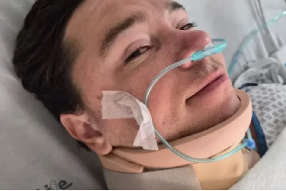 Aktuell wird der "Stranger Sins"-Star auf der Intensivstation eines Krankenhauses in Kapstadt (Südafrika) behandelt.