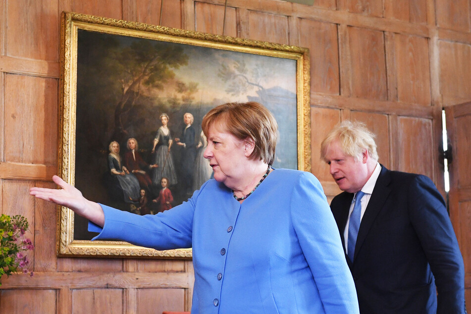 Die Kanzlerin vor einer vertäfelten Wand in Chequers, einem Herrenhaus aus dem 16. Jahrhundert im Nord-Westen von London.