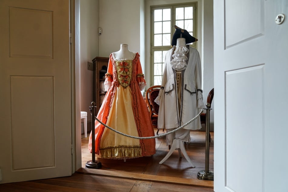 Barocke Pracht außen, klassizistische Räume innen: Das Schloss Rammenau lädt zur Entdeckung seiner Säle und Gemächer ein.