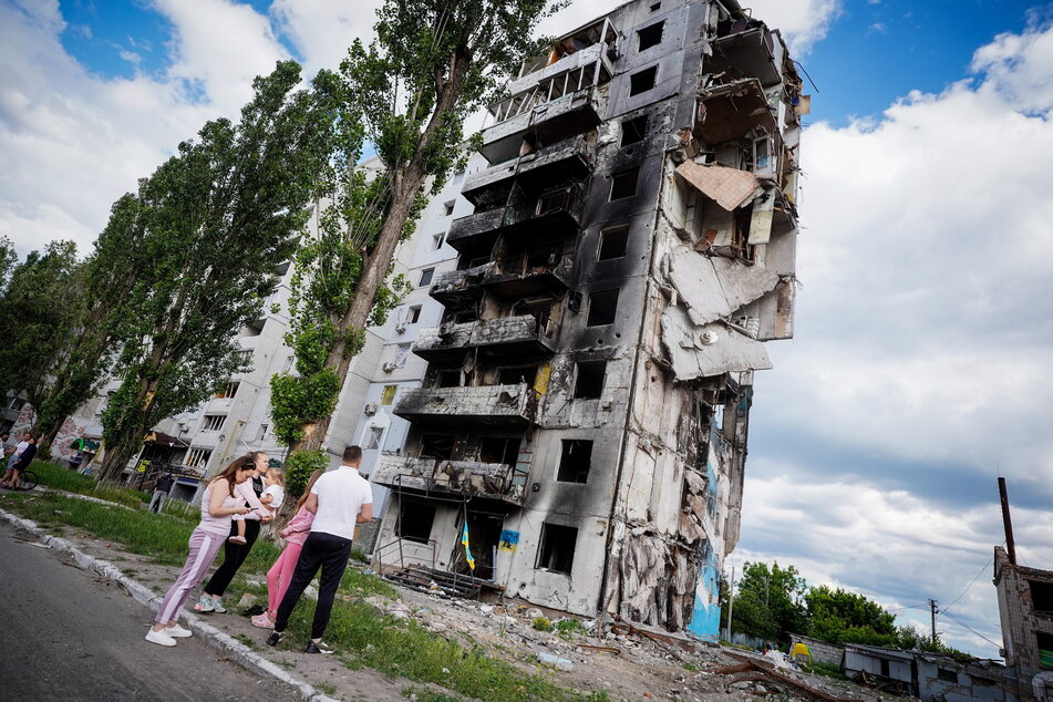 Nach russischen Bombenangriffen lag der Kiewer Vorort Borodjanka Anfang April nahezu komplett in Schutt und Asche. Das Ausmaß der Zerstörung war gigantisch. Diejenigen der 12.000 Einwohner, die überlebten, standen vor den Trümmern ihrer Existenz.