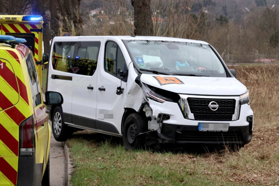 Nachdem der Nissan gegen einen parkenden VW gekracht war, schleuderte er auf die gegenüberliegende Straßenseite.