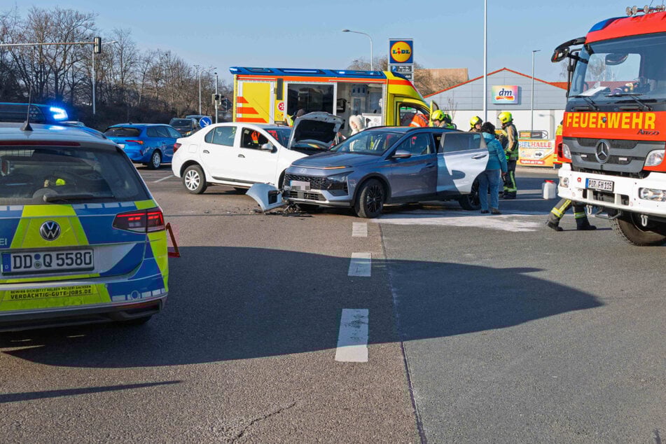 Crash bei Dresden: Renault kracht Hyundai in die Seite - zwei Verletzte