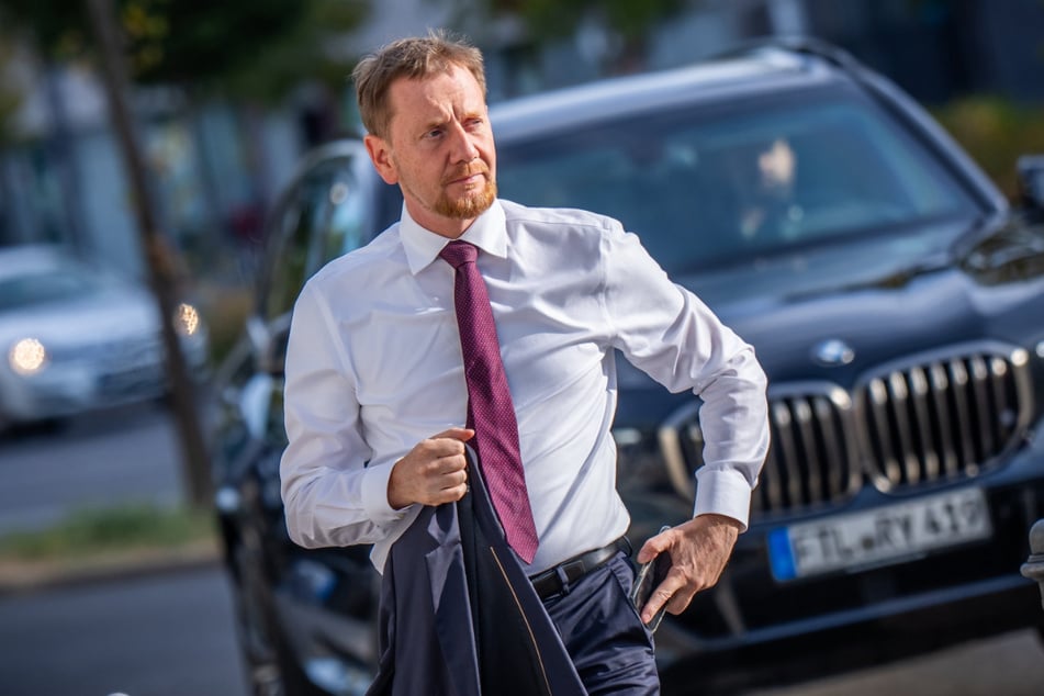 Michael Kretschmer (CDU) möchte als Ministerpräsident von Sachsen weiter im Amt bleiben. Seiner Koalition fehlen aber zehn Stimmen zur Mehrheit. Der Ausgang der Wahl am Mittwoch ist offen wie nie zuvor in Sachsen.