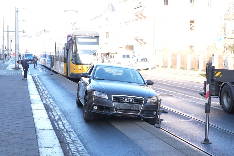 Am Freitagvormittag fuhr eine Audi-Fahrerin (76) auf den Bahnstein an der Haltestelle Ludwig-Hartmann-Straße auf.