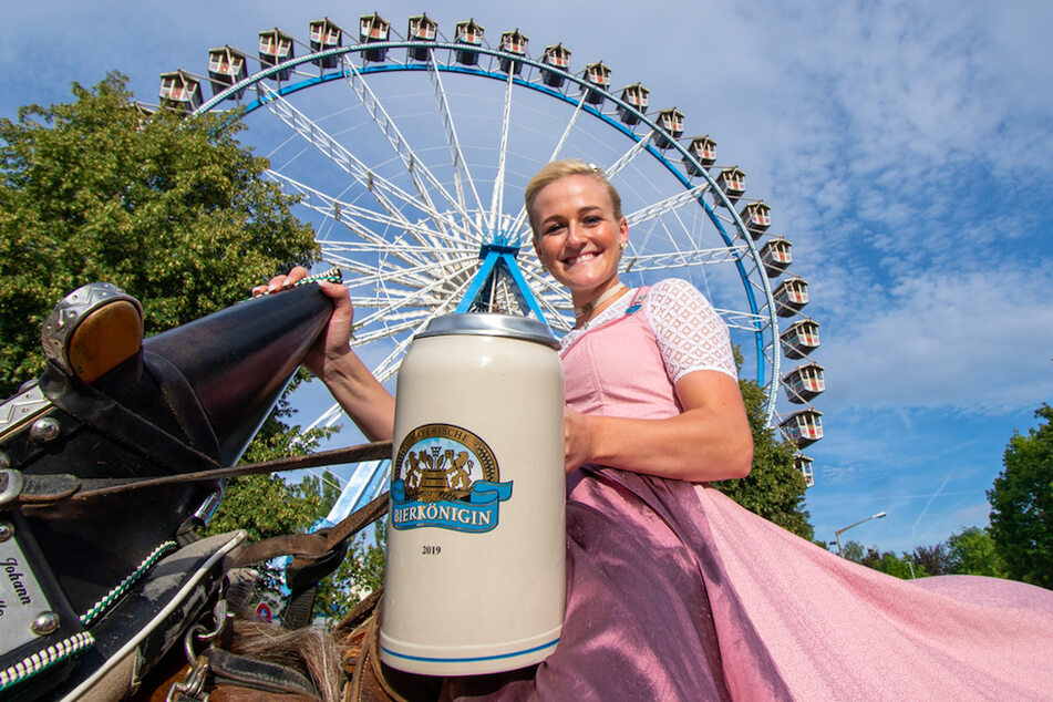 Da war noch alles anders: Veronika Ettstaller (22), Bayerische Bierkönigin, reitet 2019 mit einem riesigen Maßkrug beim traditionellen Auszug zum Gäubodenvolksfest vor dem Riesenrad.