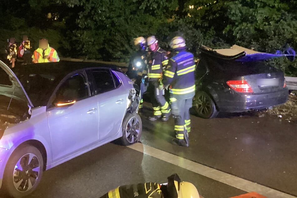 Die Einsatzkräfte der Feuerwehr München hatten am Montagabend nach einem Unfall auf der A95 alle Hände voll zu tun.