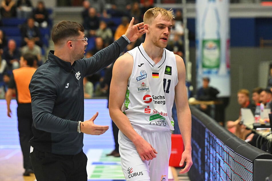 4:22 Minuten vor dem Ende musste Lukas Zerner (24, r.) mit fünf Fouls runter - zum Leidwesen von Coach Fabian Strauß (31, l.).