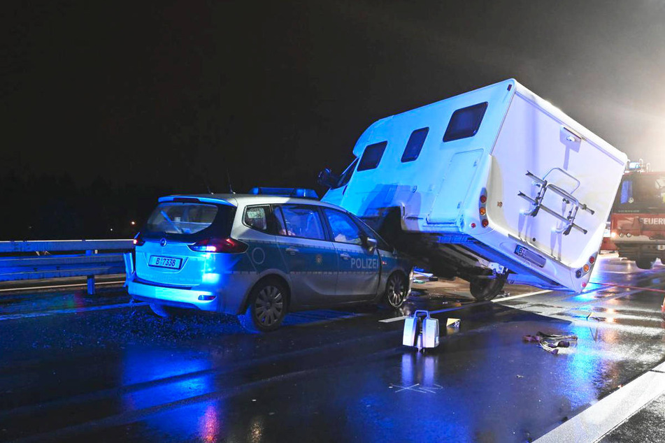 Verfolgungsjagd endet mit Crash: Streifenwagen kracht auf Autobahn in Wohnmobil