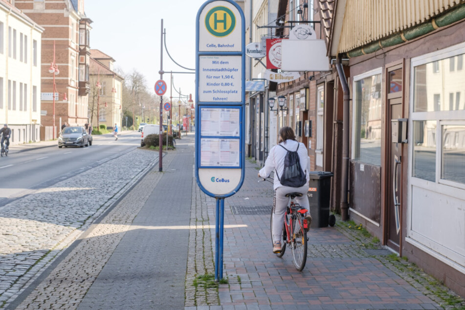 Die Bushaltestelle in der Bahnhofstraße in Celle. Ein 15-jähriger Junge wurde hier mit einem Messer getötet.