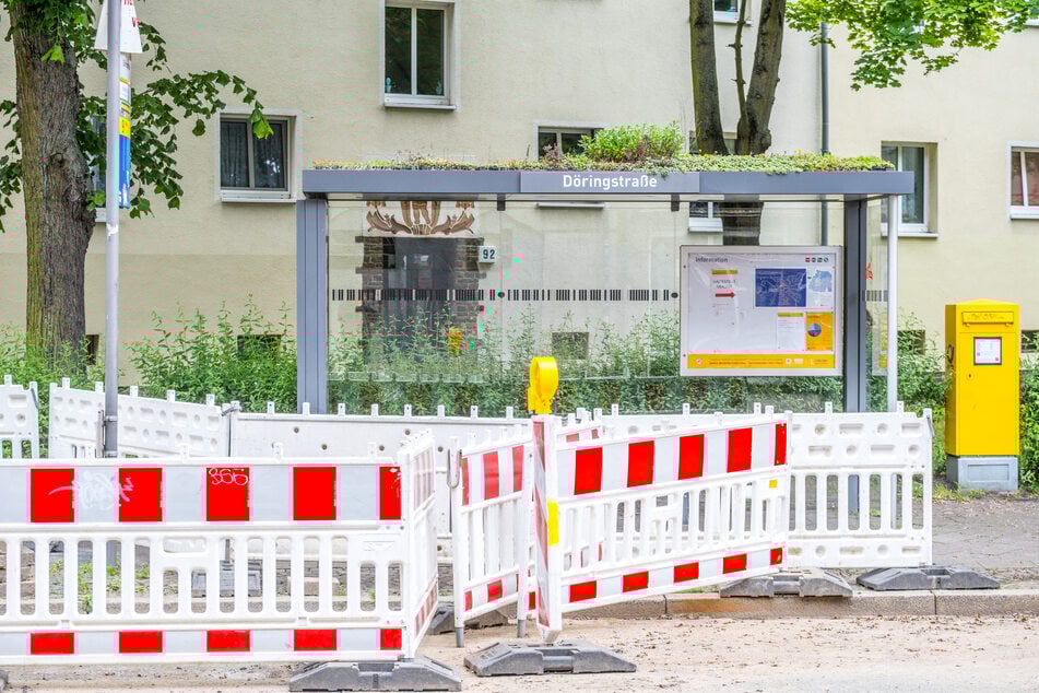 LVB und die Leipziger Stadtwerke sperrten die Stelle nach dem Rohrbruch ab.