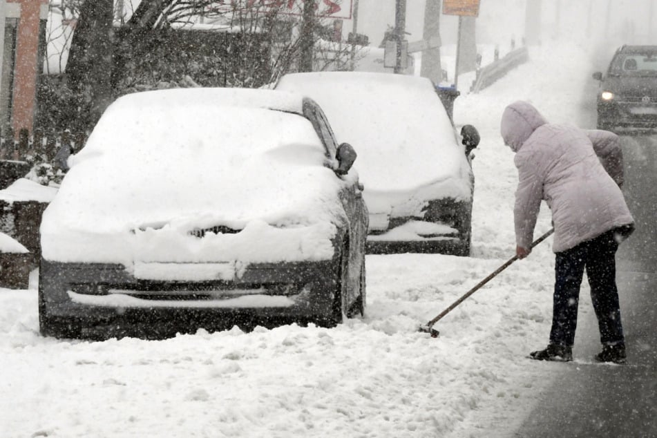 Aufgrund der anhaltenden Schneefälle in Hamburg erinnerten die Behörden am Dienstag an die gesetzliche Räumpflicht der Anlieger auf den Gehwegen. (Symbolfoto)