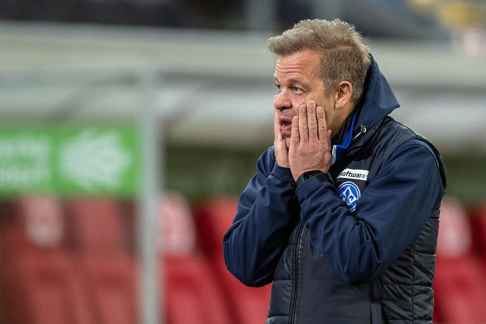 Sichtlich angeschlagen wirkte Darmstadt-Trainer Markus Anfang (46) nach dem späten Siegtreffer für Fortuna Düsseldorf.