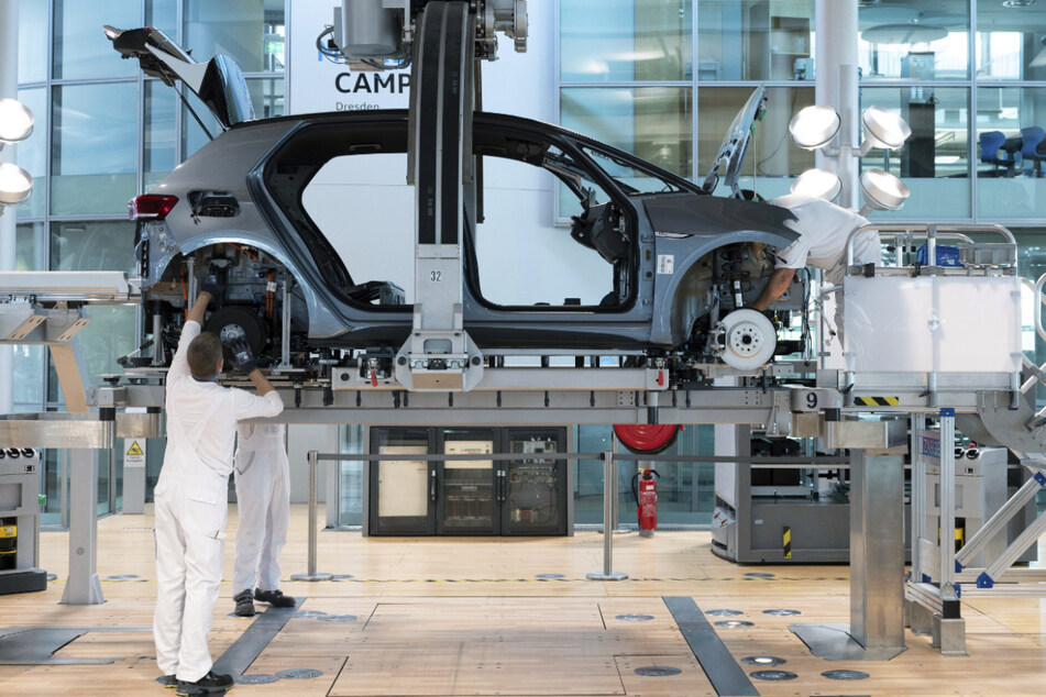 Die Autohersteller kämpfen mit Chipmangel, daher produzieren sie weniger.