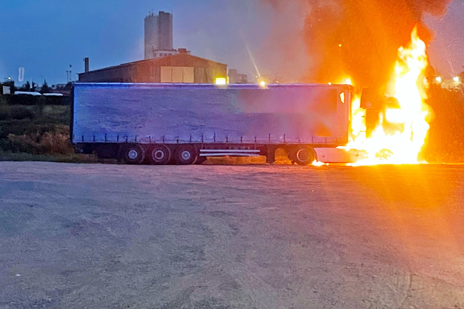 Feuerwehreinsatz im Neusser Hafen: Lkw-Zugmaschine steht in Flammen