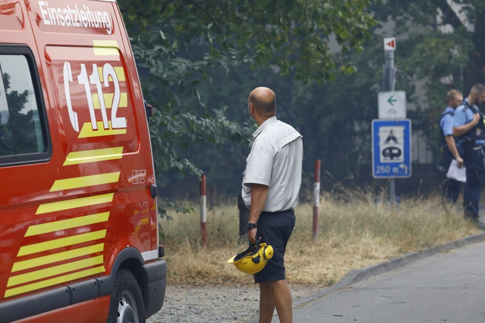 Einsatzkräfte der Feuerwehr löschen einen Waldbrand zwischen Mörfelden-Walldorf (Kreis Groß-Gerau) und dem Frankfurter Flughafen.