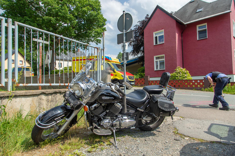 Ein Biker krachte am Sonntagnachmittag in Geyer mit einem VW zusammen. Der Motorradfahrer wurde schwer verletzt.