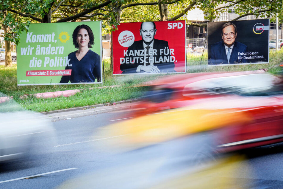 Endspurt im Wahlkampf: Plakatwände mit den Kanzlerkandidaten (l-r) Annalena Baerbock (40, Grüne), Olaf Scholz (63, SPD) und Armin Laschet (60, CDU).