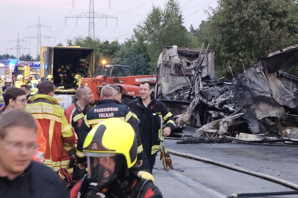 Drei Lastwagen brannten bei dem Unfall auf der A24.