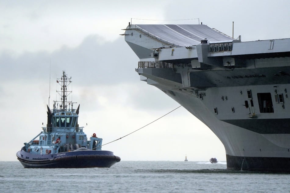 Die HMS "Queen Elizabeth" soll erst am späten Montagnachmittag in Hamburg einlaufen. (Archivbild)