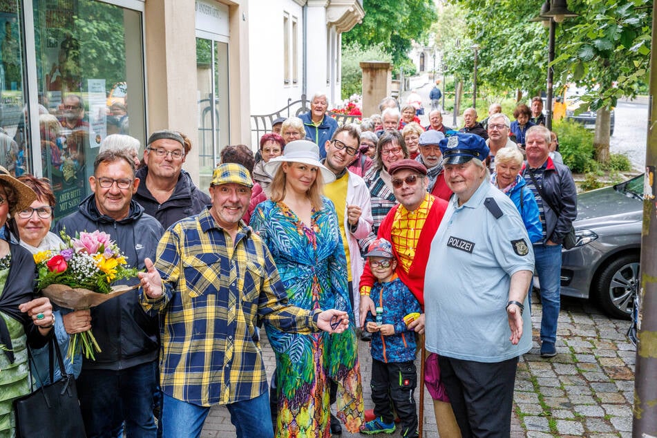 Das Biertheater-Ensemble serviert den Stammgästen in der Ticket-Schlange Kaffee und Kuchen. Für die Ersten gibt's einen Blumenstrauß.