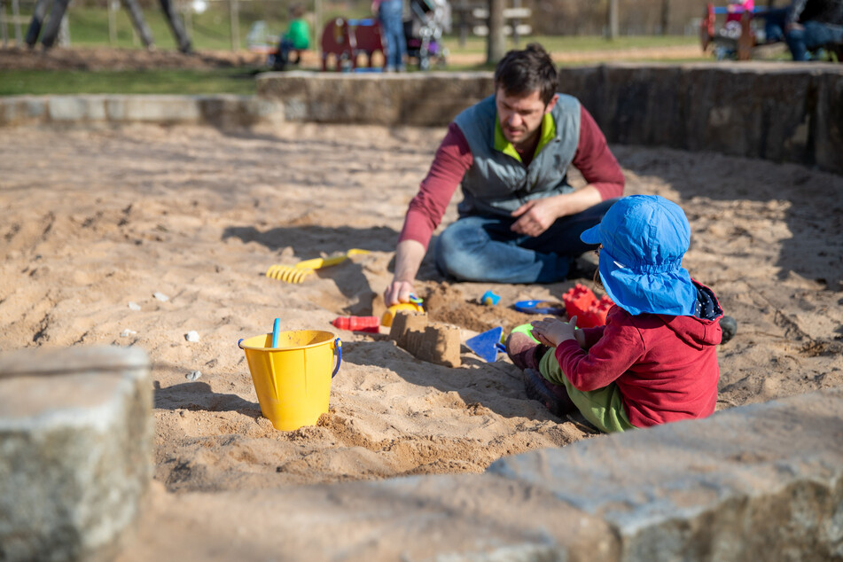 Auch Spielplätze, Kinos, Schwimmbäder und Geschäfte müssen nun schließen.