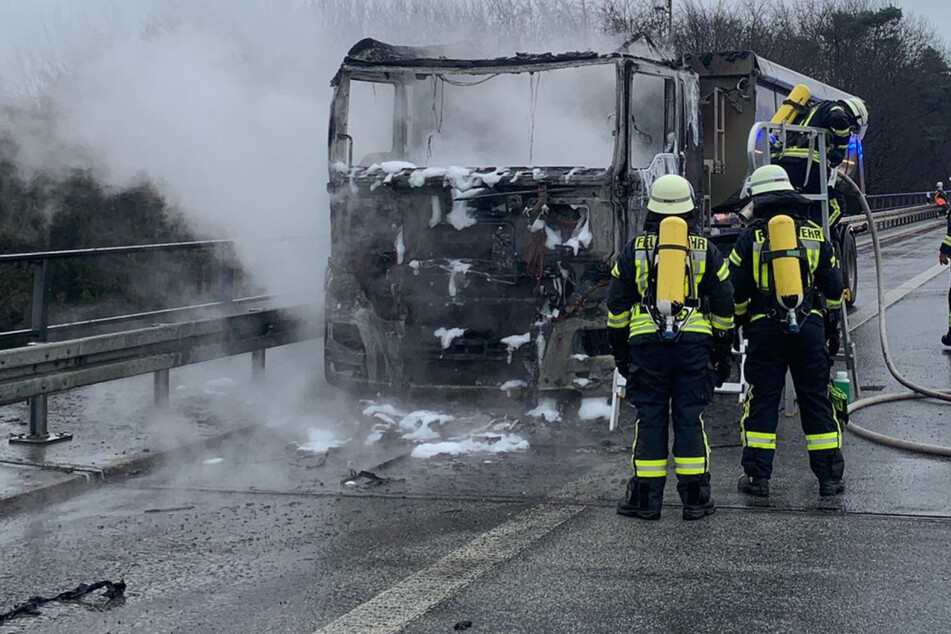 Unfall A3: Mitten auf der Fahrbahn der A3: Fahrerhaus eines Lastwagens brennt lichterloh